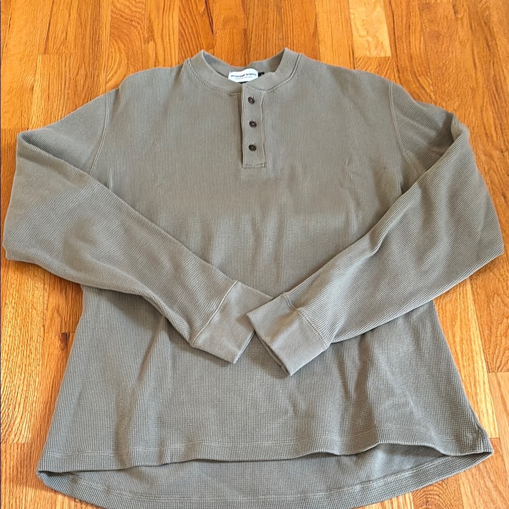Green Long Sleeve Tee with Soft Fabric and Casual Style